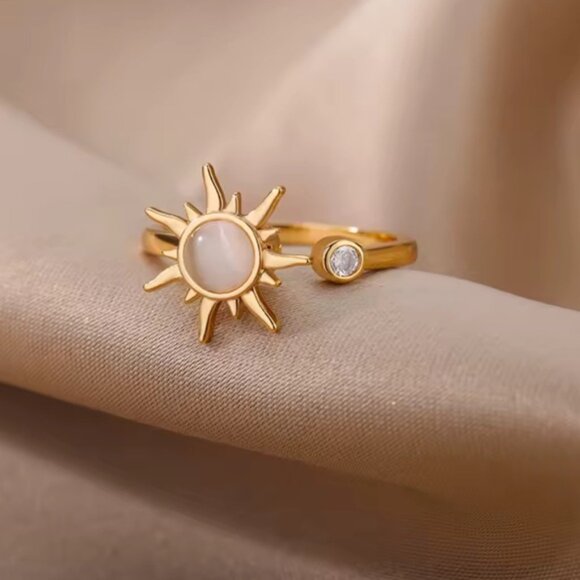Gold Sun Spinner Ring – Rotating Celestial Design with White Stone & Crystal - Picture 3 of 7